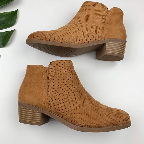 St Johns Bay Luetta Ankle Boots Booties Tan Perforated Faux Suede Women's 7 Wide - Picture 7 of 11